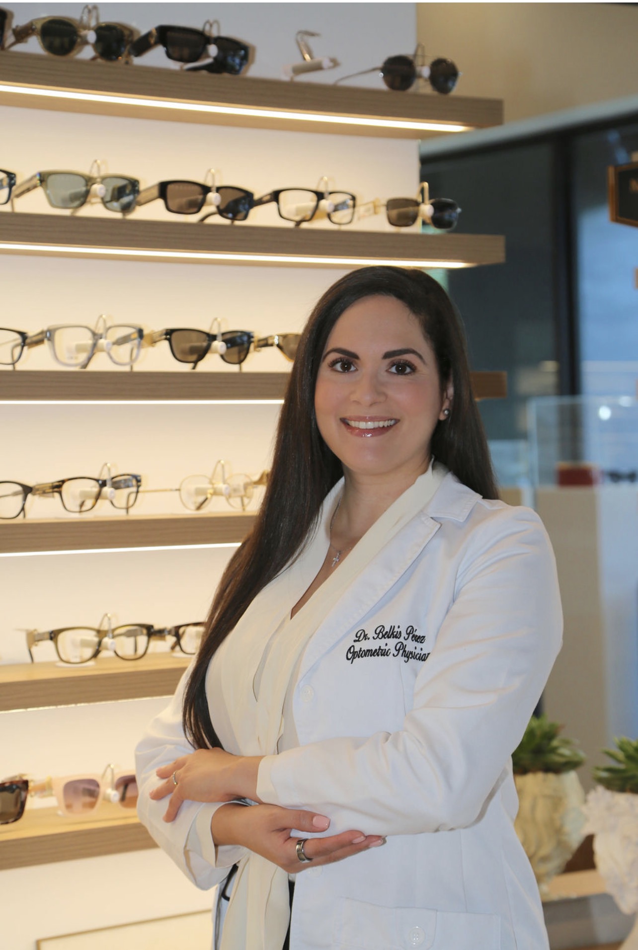 Dra. Belkis Perez frente a la colección de eyewear