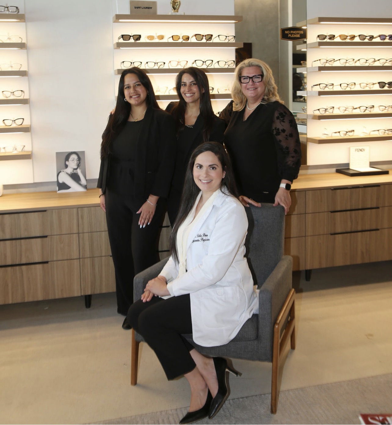 Dra. Belkis Perez y su equipo en la clínica